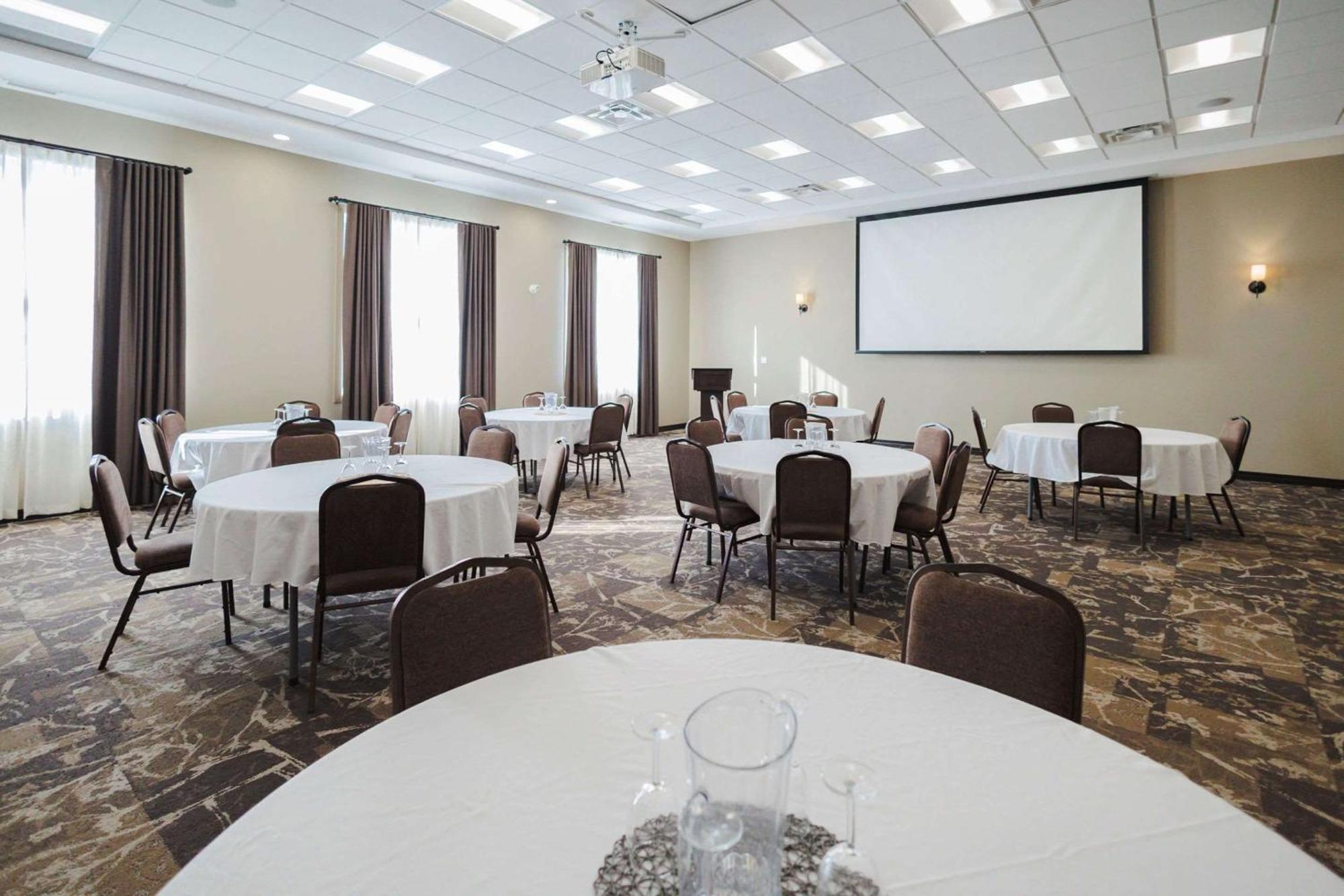 Best Western Plus Lacombe Inn And Suites Eksteriør billede