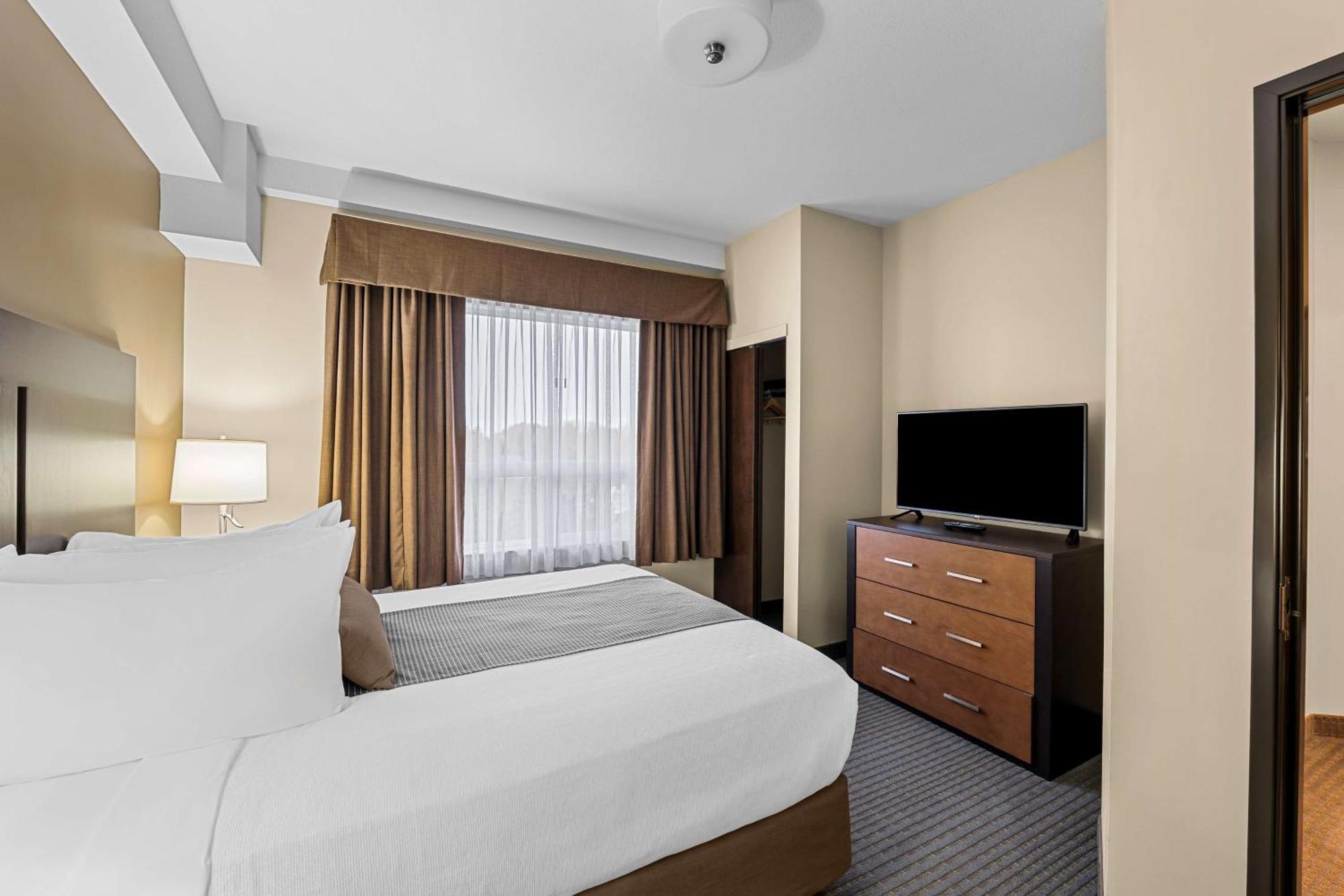 Best Western Plus Lacombe Inn And Suites Eksteriør billede